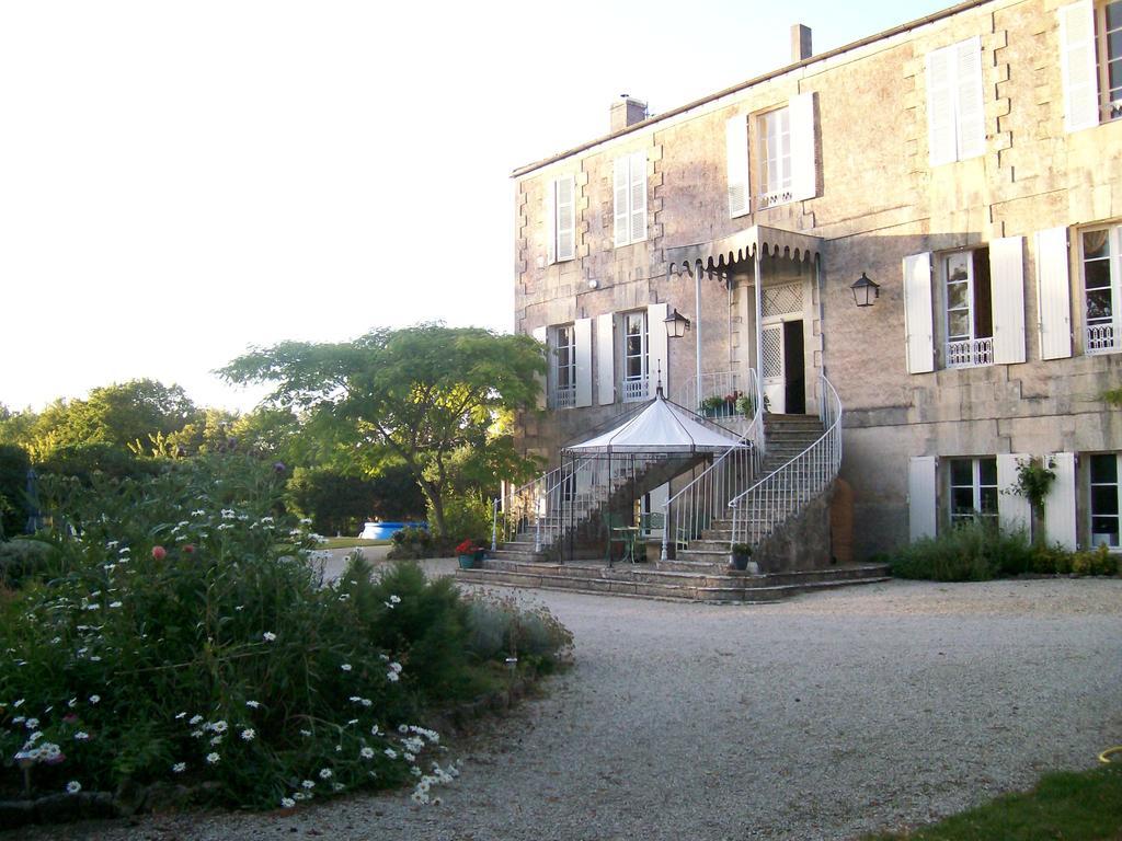 Bed and Breakfast Manoir Angle Blanzay-sur-Boutonne Exterior foto