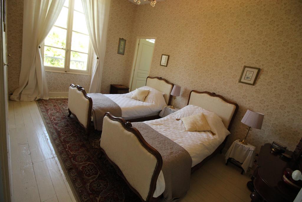 Bed and Breakfast Manoir Angle Blanzay-sur-Boutonne Zimmer foto